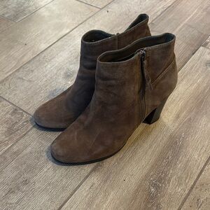 Brown Ankle Boots with Chunky Heel and Zipper Closure